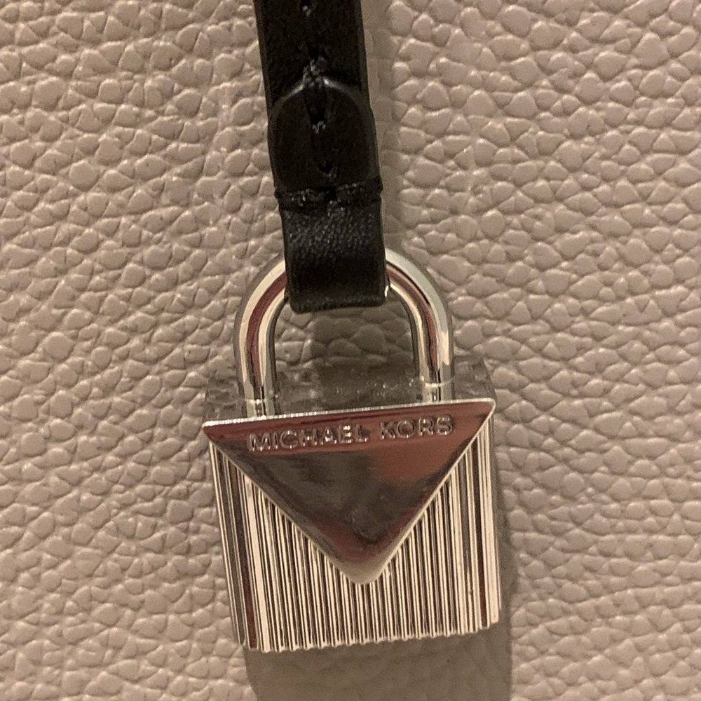 Michael Kors satchel/crossbody gray with black handles and white accordion sides - Picture 7 of 9